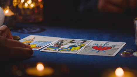 Nahaufnahme-Einer-Frau,-Die-Einem-Mann-Am-Tisch-Bei-Kerzenschein-Tarotkarten-Vorliest-9